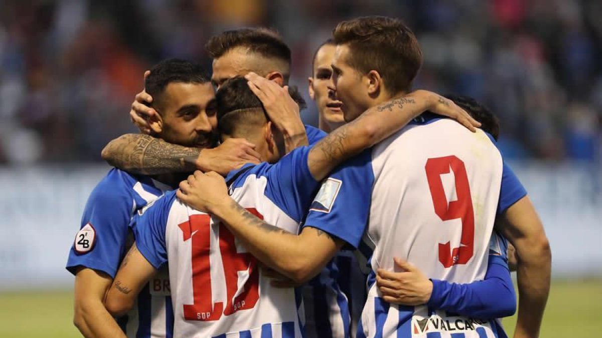 Los jugadores de la Deportiva celebran uno de los goles del equipo.