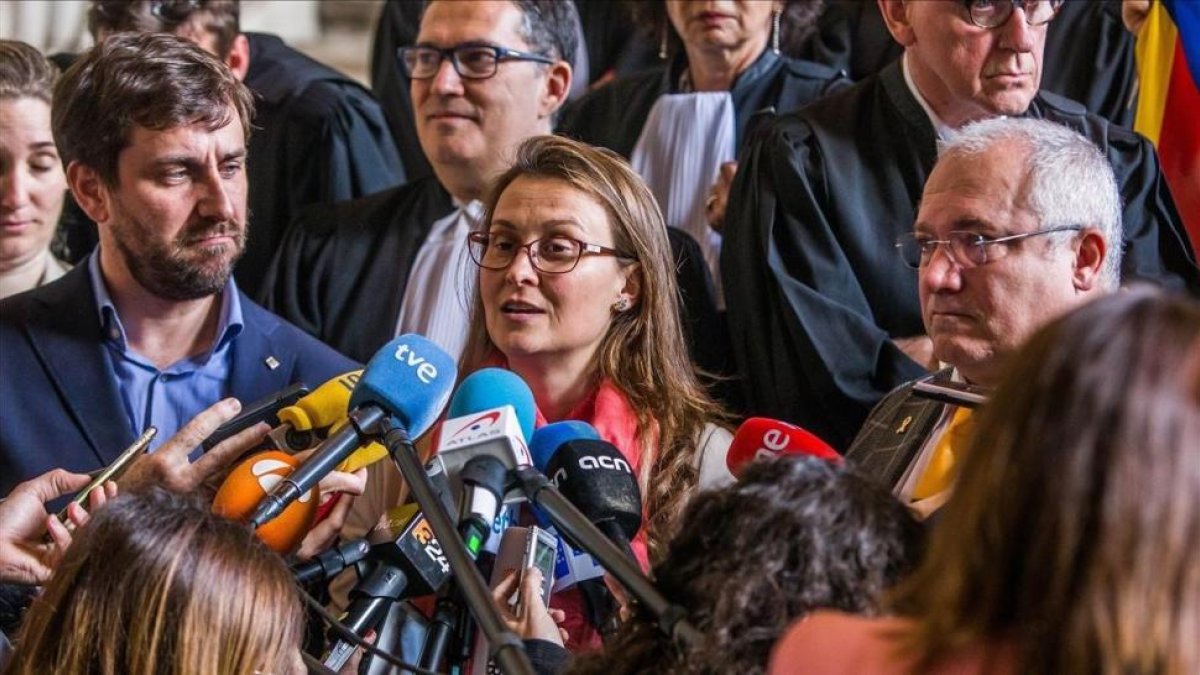 Los exconsellers Toni Comín, Lluis Puig y Meritxell Serret (de izquierda a derecha) hablan ante los medios de comunicación el pasado 16 de mayo, a su salida del tribunal de justicia belga que denegó su entrega a España