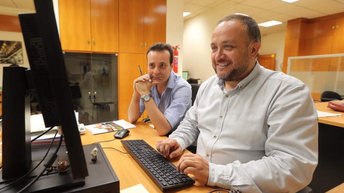 Gerardo Álvarez Courel, presidente del Consejo del Bierzo, ayer en la delegación del Diario de León en Ponferrada, junto al redactor Carlos Fidalgo. L. DE LA MATA