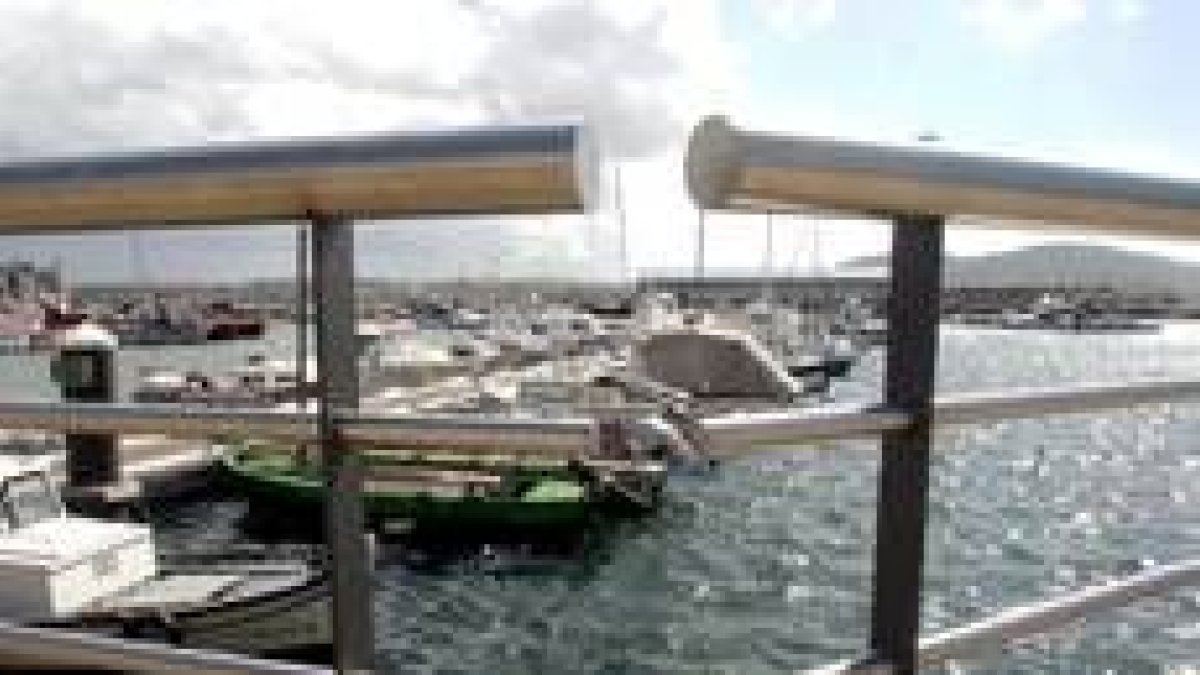 La barandilla de acero que se ha fabricado en Ponferrada recorre el muelle de Coruxeilas