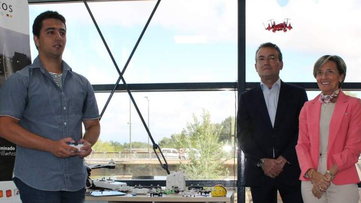 Demostración de vuelo de un dron durante la visita institucional al centro. CÉSAR