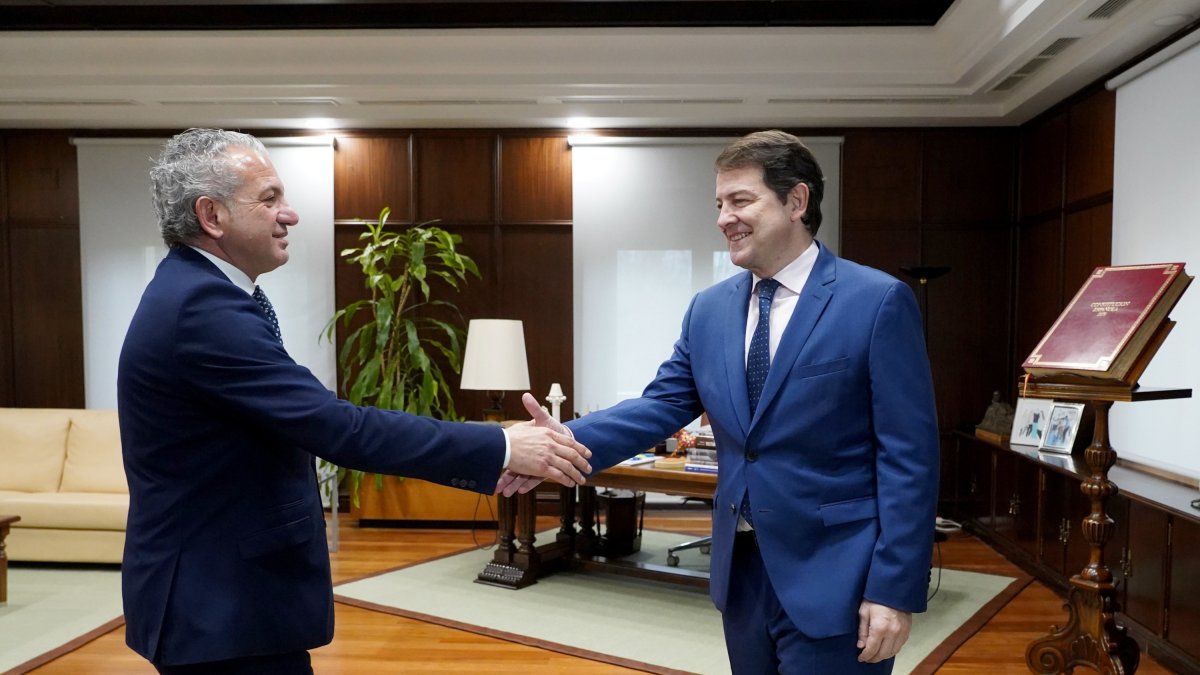 El presidente de la Junta, Alfonso Fernández Mañueco, mantiene un encuentro con el delegado del Gobierno en Castilla y León, Nicanor Sen Vélez. LETICIA PÉREZ / ICAL