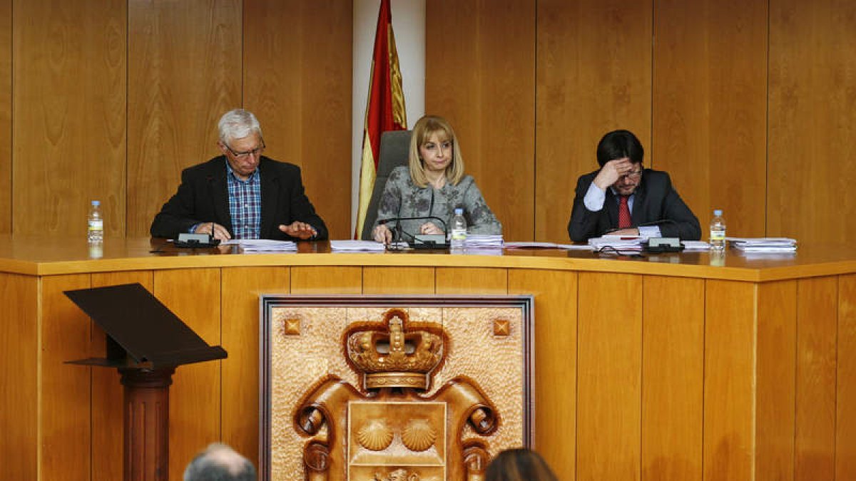 El Pleno tumbó la posibilidad de aprobar ayer el presupuesto de 2016, primero en cinco años. FERNANDO O.