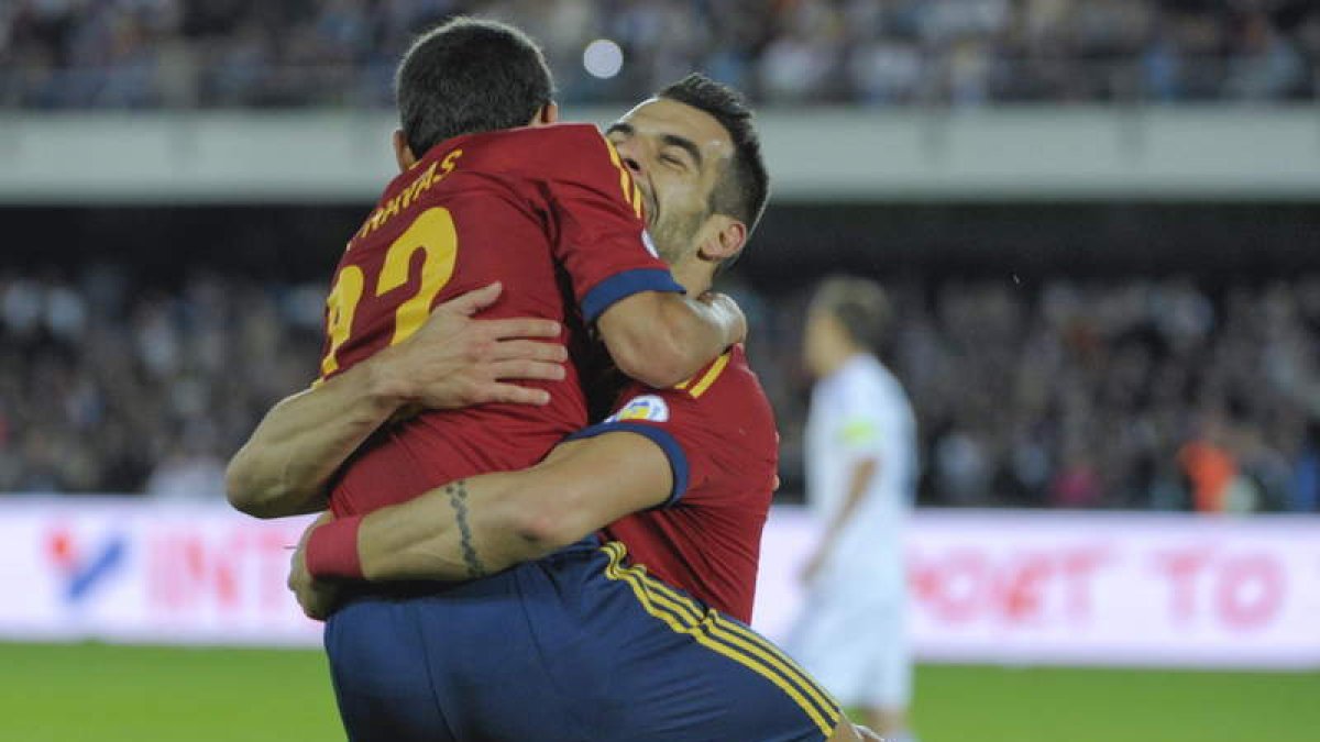 Jesús Navas se abraza al ariete español después de que anotase el 0-2 ante Finlandia.