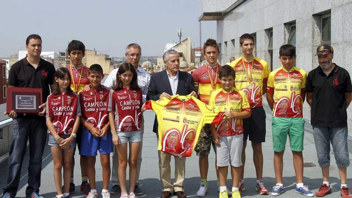 El alcalde, con los ciclistas del Club Ciclista León.