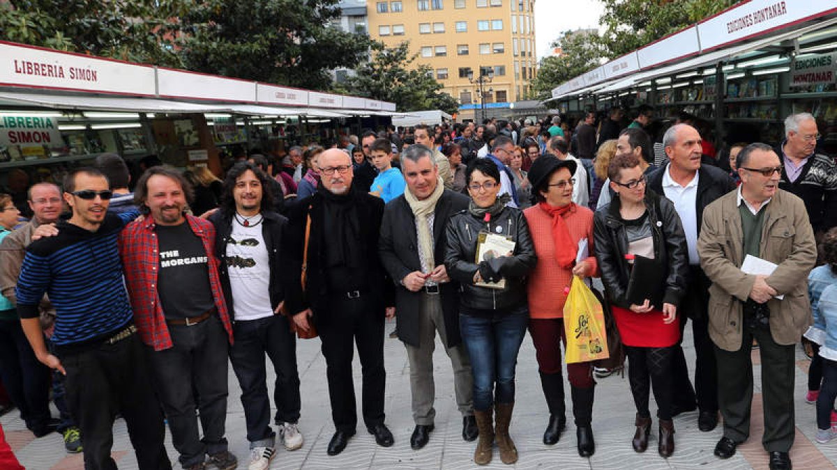 Los participantes en el recital Voz, Música, Espacio, con el concejal de Cultura, ayer en la feria.