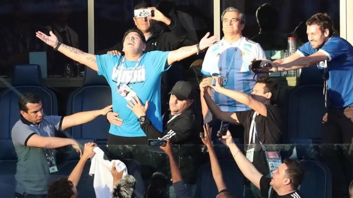 Diego Armando Maradona, rodeado de periodistas argentino, pide a la hinchada albiceleste que anime a Argentina.