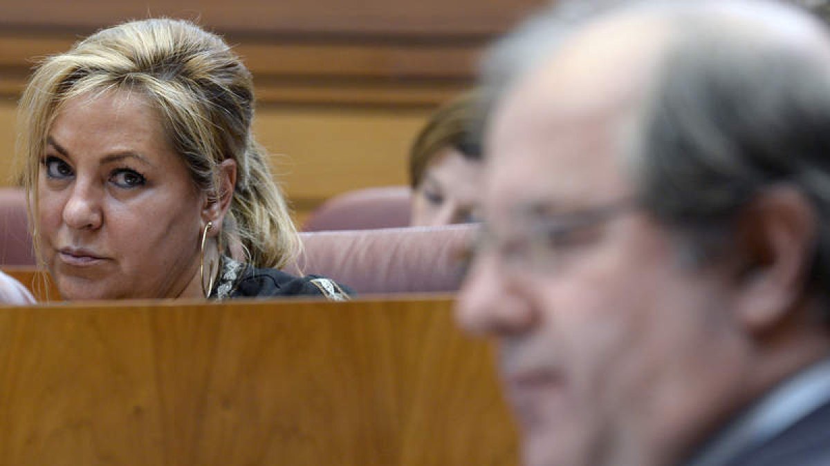 Rosa Valdeón y Juan Vicente Herrera, ayer, en el Pleno de las Cortes de Castilla y León. NACHO GALLEGO