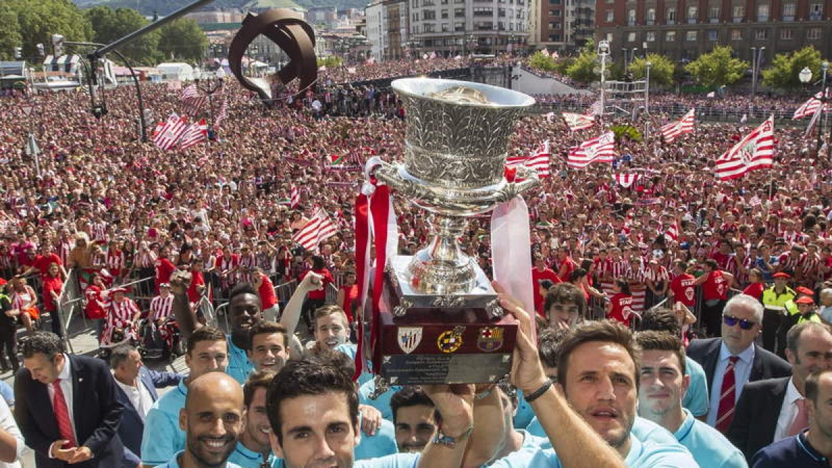 Gurpegui sujeta el trofeo junto al resto de los jugadores del Athletic ante miles de aficionados.