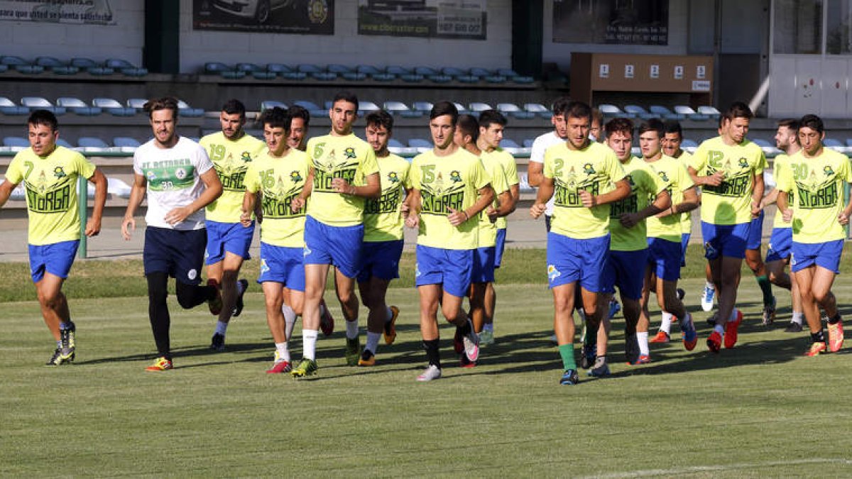 El conjunto maragato echó ayer a rodar con doce jugadores de la plantilla para preparar su retorno a la Segunda División B. MARCIANO