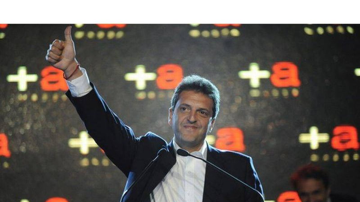 Sergio Massa celebra su victoria en la provincia de Buenos Aires, esta madrugada.