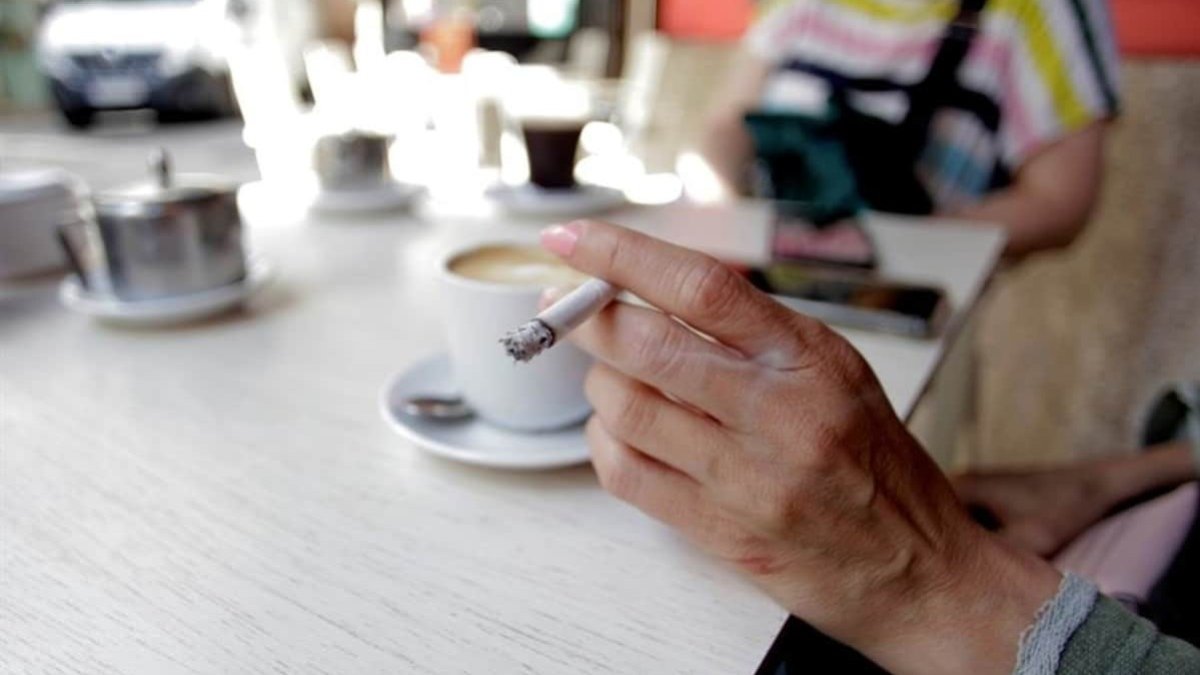 La prohibición de fumar en las terrazas finaliza. DL