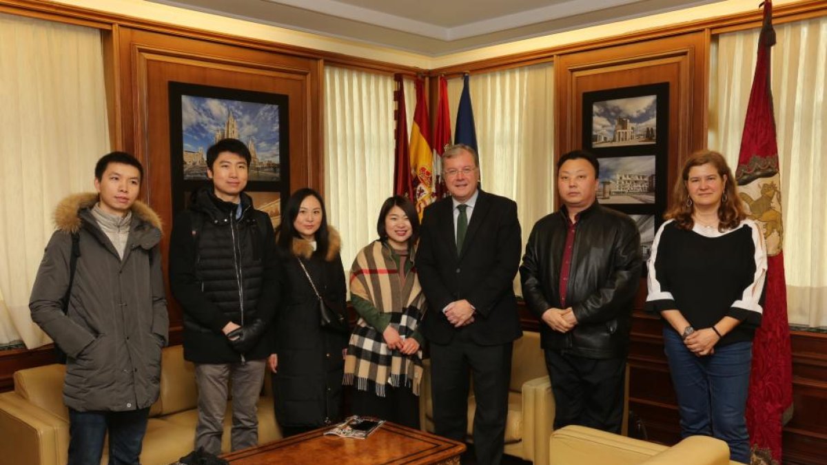 Silván y Margarita Torres, con los representantes de la compañías chinas
