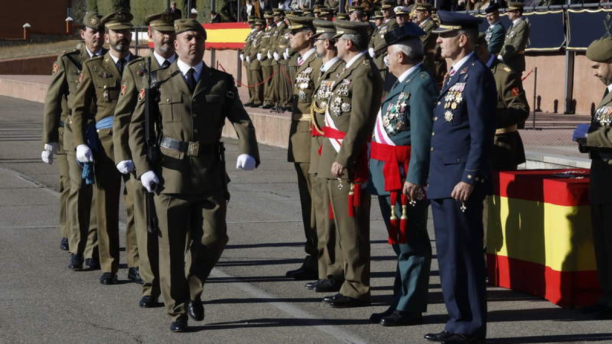 Actos castrenses en El Ferral (arriba) y Astorga. MARCIANO / A.G.V.