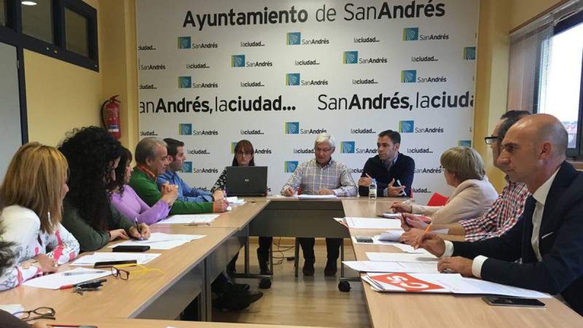 El concejal de Urbanismo y el arquitecto municipal explicaron a los grupos lo que falta en Araú. DL