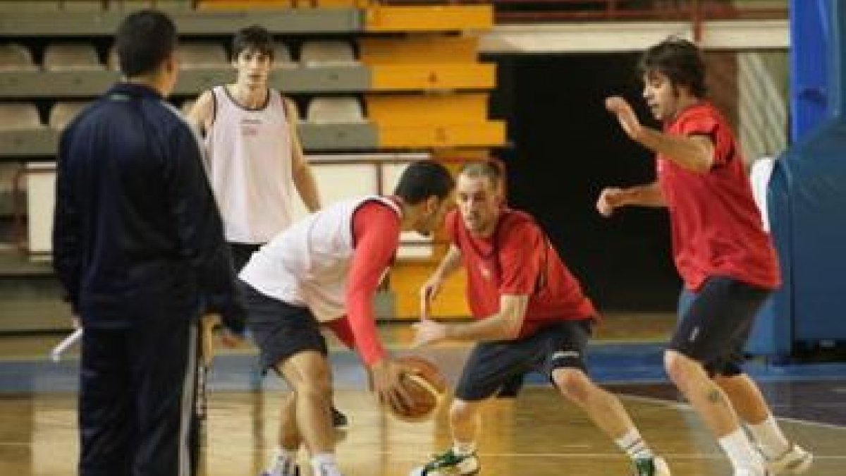 Quezada, con el balón, será uno de los ejes del juego ofensivo de León frente al Palencia.