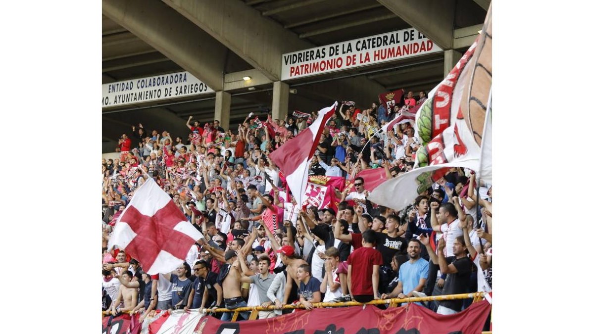 Seguidores de la peña Orgullo Cazurro durante el derbi contra el Real Valladolid.