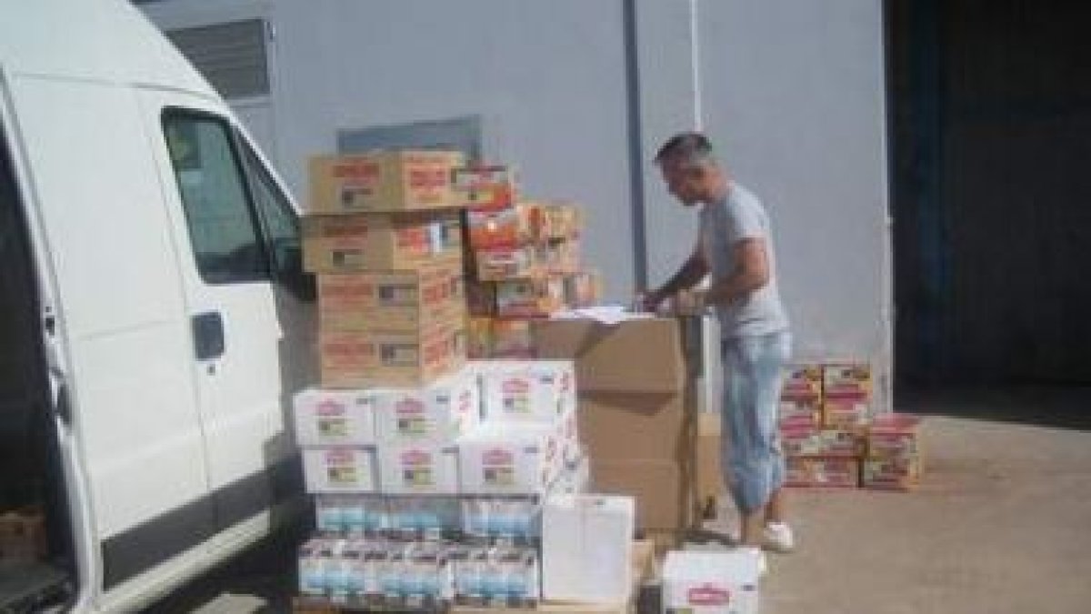 Uno de los voluntarios contabiliza el número de cajas del camión