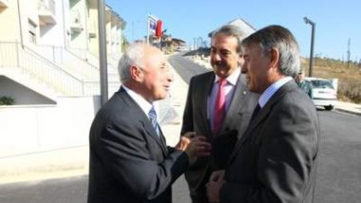 El científico Luis Vázquez y Antonio Canedo, bajo la placa de la calle en el barrio de las Cercas.