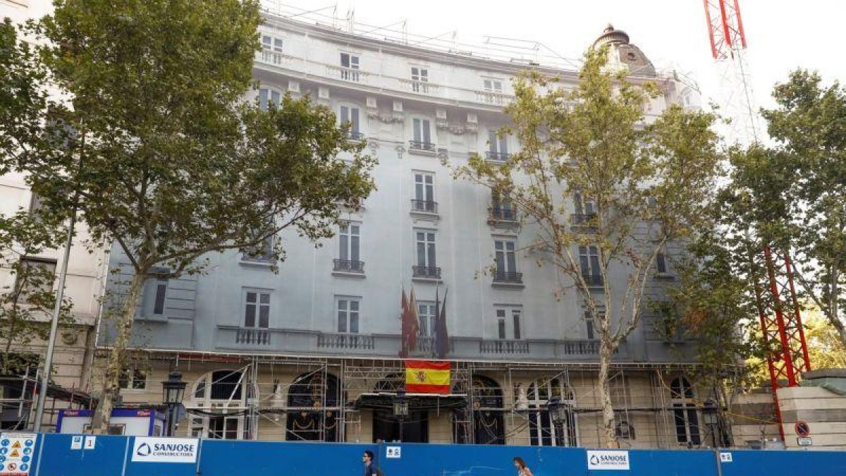 Exterior del Hotel Ritz, donde  prosiguen los trabajos de bomberos y servicios municipales.