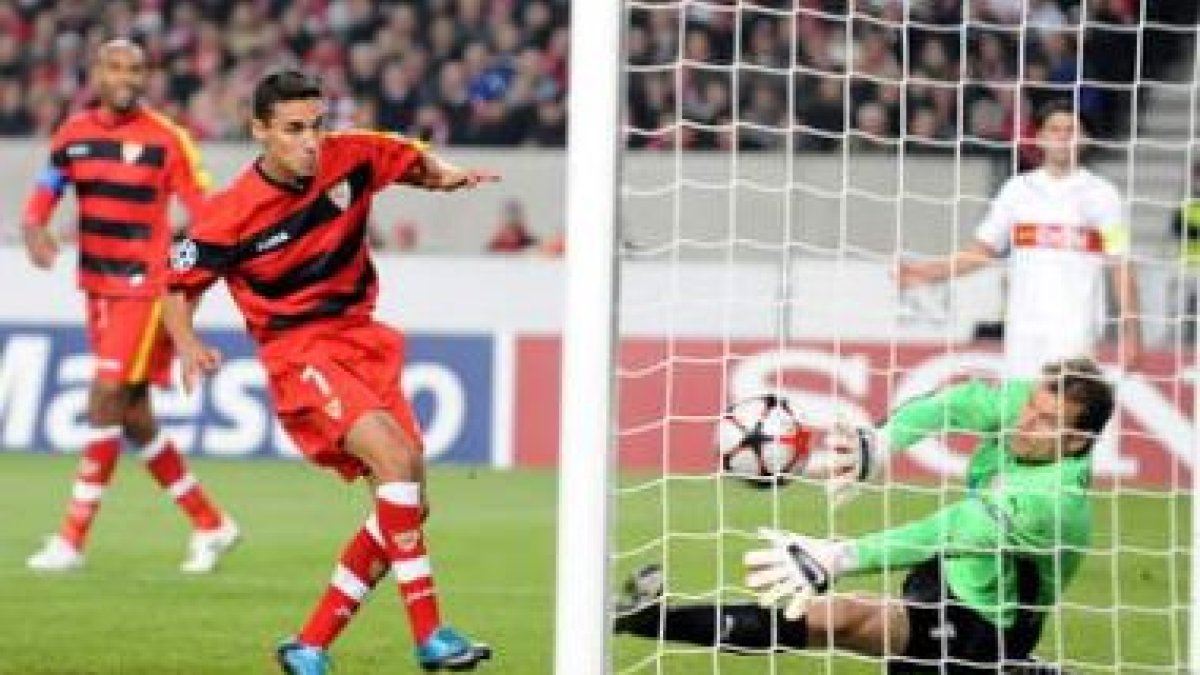 Navas convierte el segundo gol ante el portero Lehmann.
