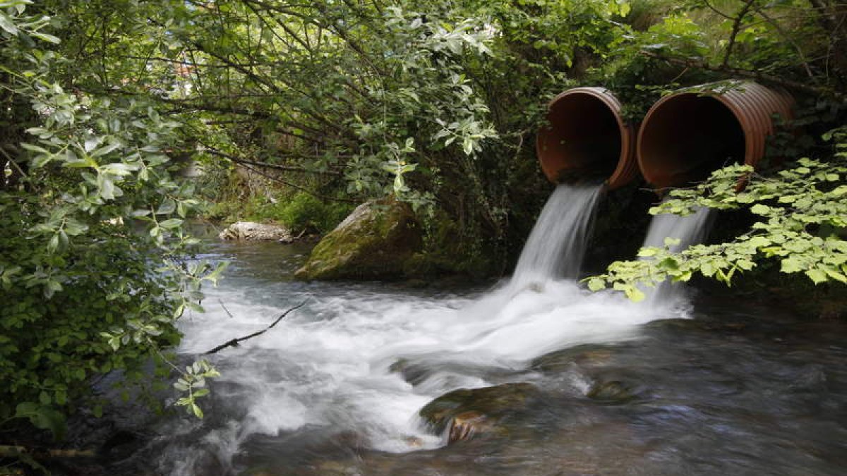 Salida de agua de los túneles de la Variante que procede de la vertiente leonesa. JESÚS F. SALVADORES
