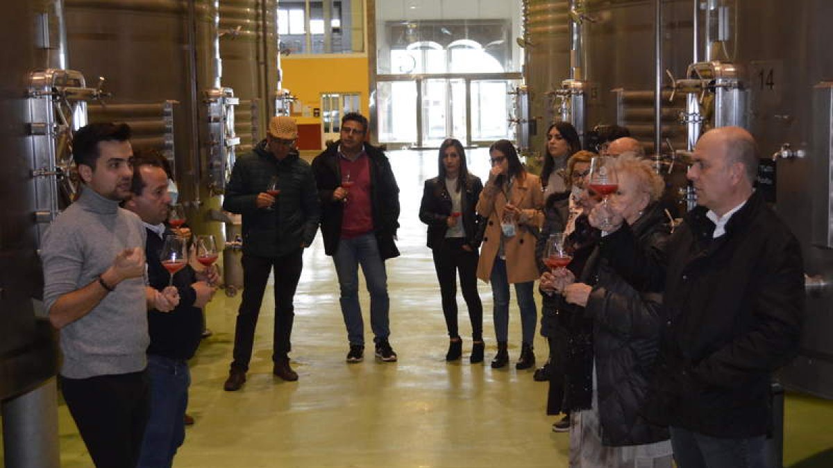 Imagen de algunos de los asistentes ayer a la cate de vino en rama de Gordonzello. MEDINA