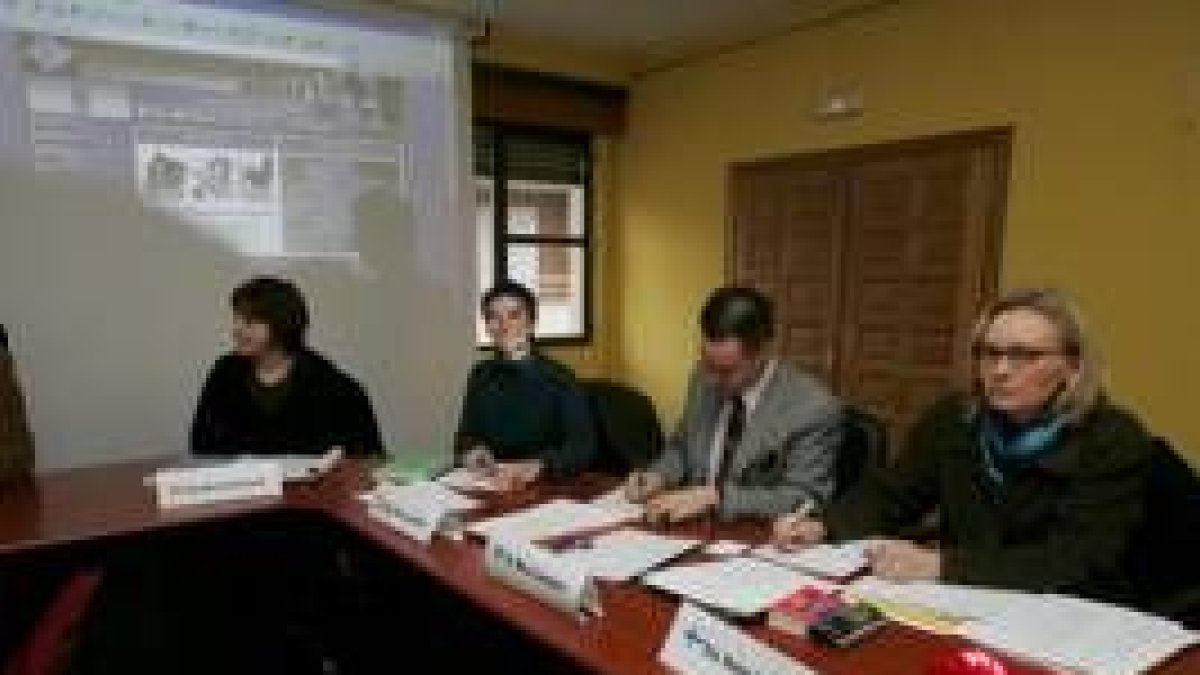 La imagen muestra una de las reuniones del programa en Cacabelos