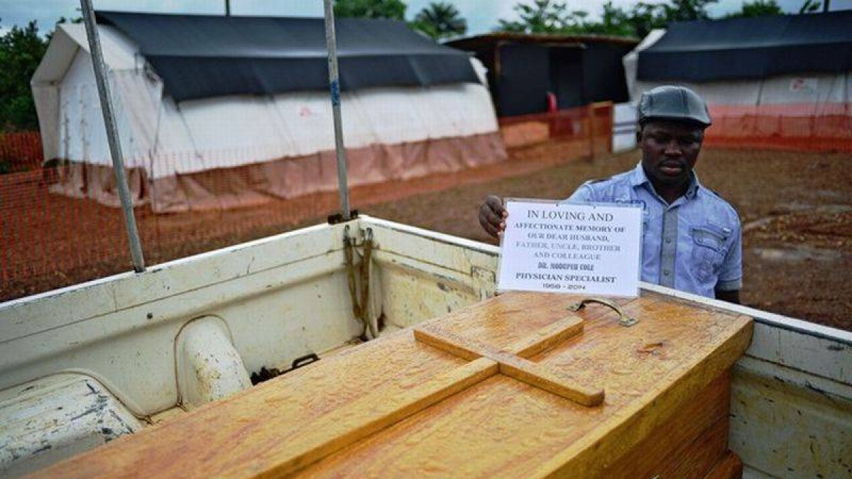 Un hombre en las instalaciones de Médicos sin Fronteras acompaña el ataúd del doctor Modupeh Cole, el segundo médico senior de Sierra Leona, que murió este jueves a causa del ébola.