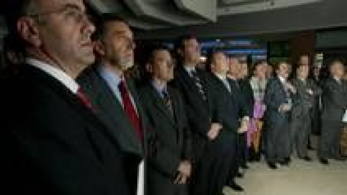 Foto de familia de las autoridades que acudieron ayer al acto de inauguración de Espacio León