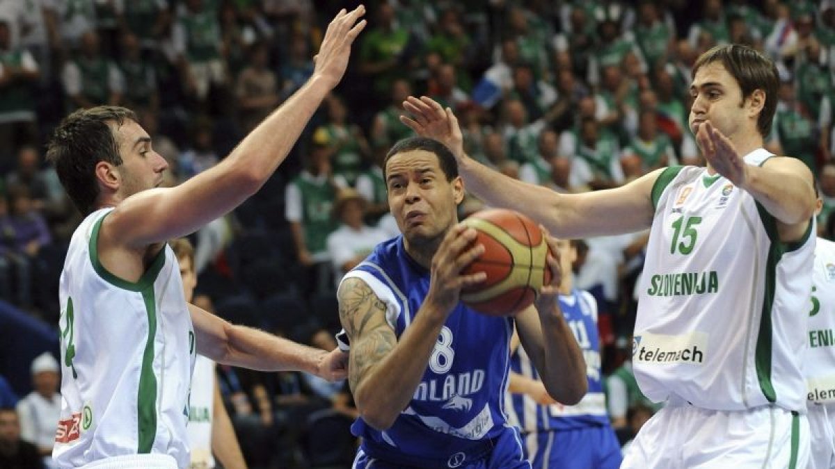 Gerald Lee (c) de Finlandia ltrata de encestar ante Erazem Lorbek (d) y Mirza Begic (i) de Eslovenia durante su partido del grupo F del Europeo jugado hoy.