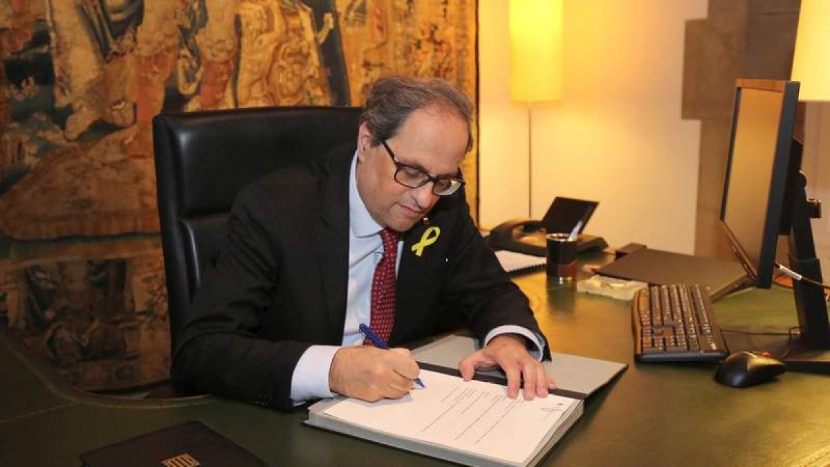 Torra firmando ayer el decreto de nombramiento de los consellers que formarán su Govern, sustituyendo a los encarcelados. BEDMAR