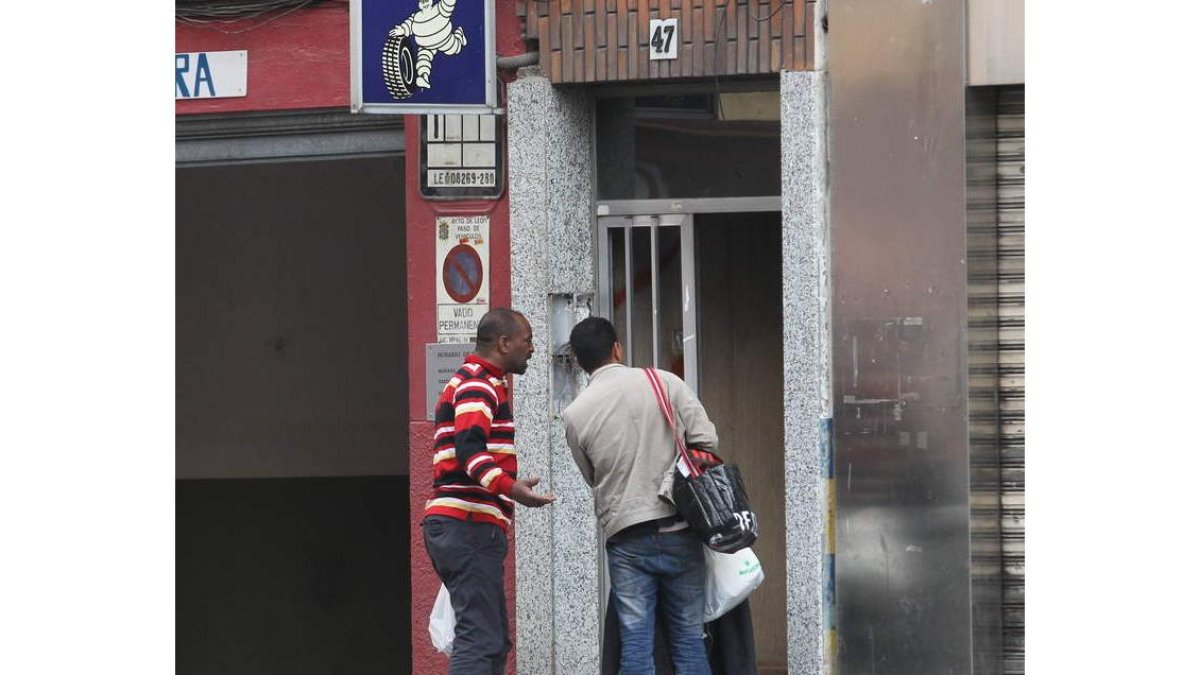 Dos de los inquilinos entran a sus casas.