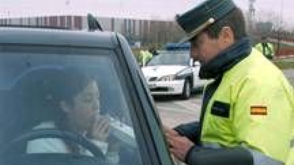 Una mujer se somete a un prueba de alcoholemia en Madrid