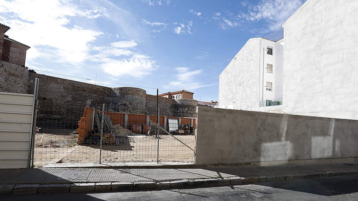 El muro delimita la parcela en la que se podría construir el edificio de cuatro alturas. MARCIANO PÉREZ