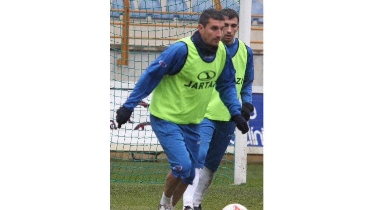 Negral, izquierda, y Edgar preparan el choque ante el Unami.
