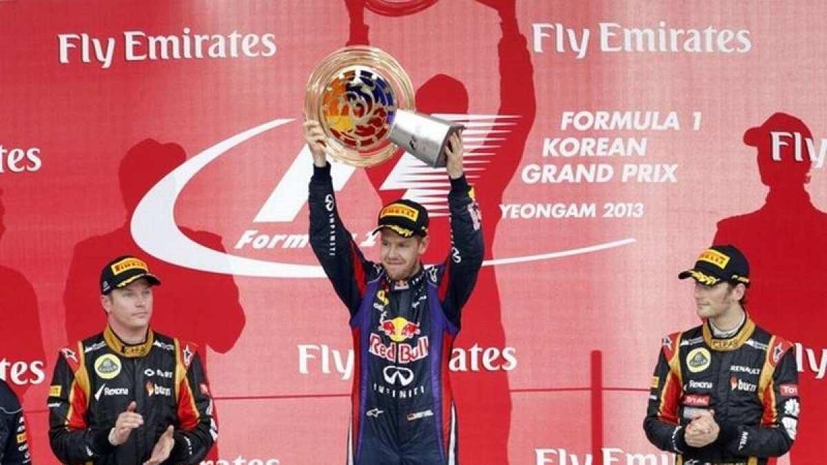Vettel en el centro del pódio celebrando el triunfo junto a Raikkonen, segundo, y Grosjean, tercero.