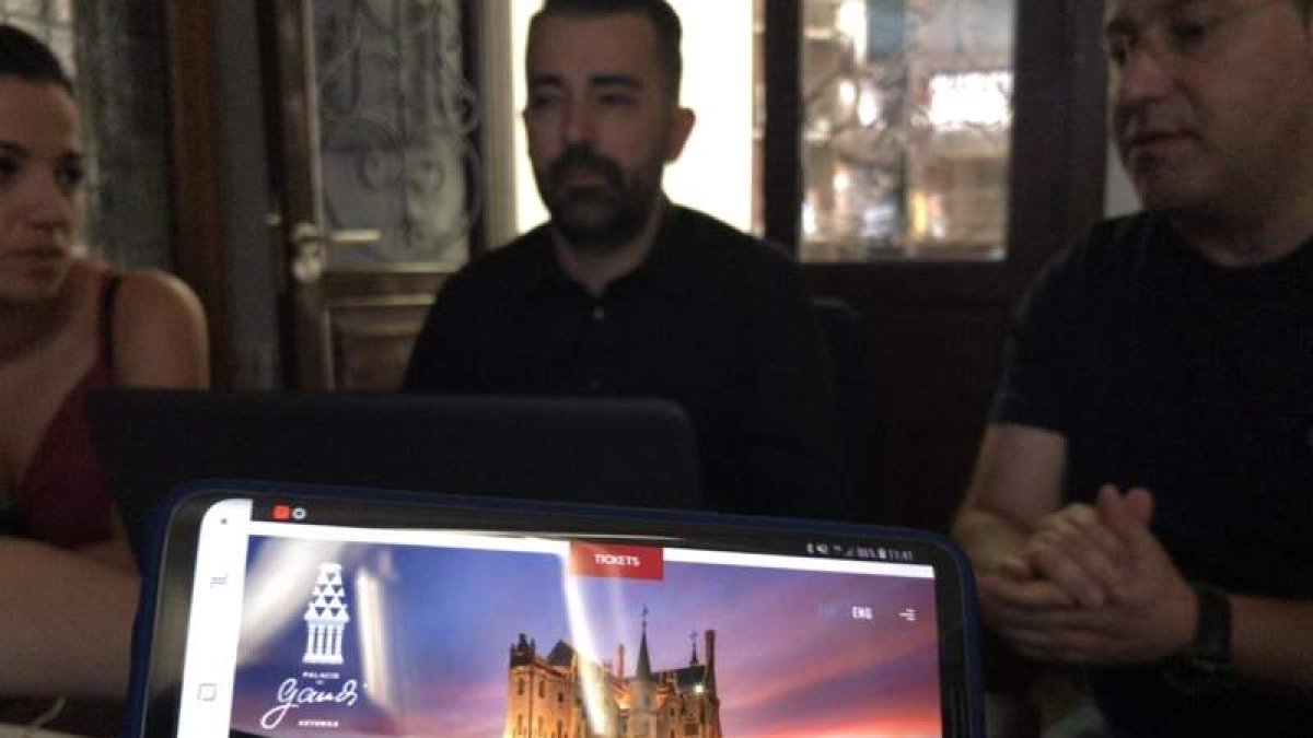 Vanessa García, Jesús Alcántara y Víctor Murias, detrás de la nueva página web. A. VALENCIA