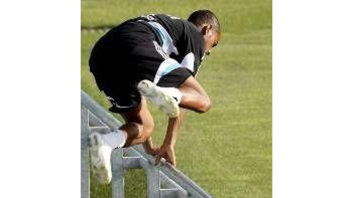 Robinho entrena su agilidad saltando una valla en la Ciudad Deportiva