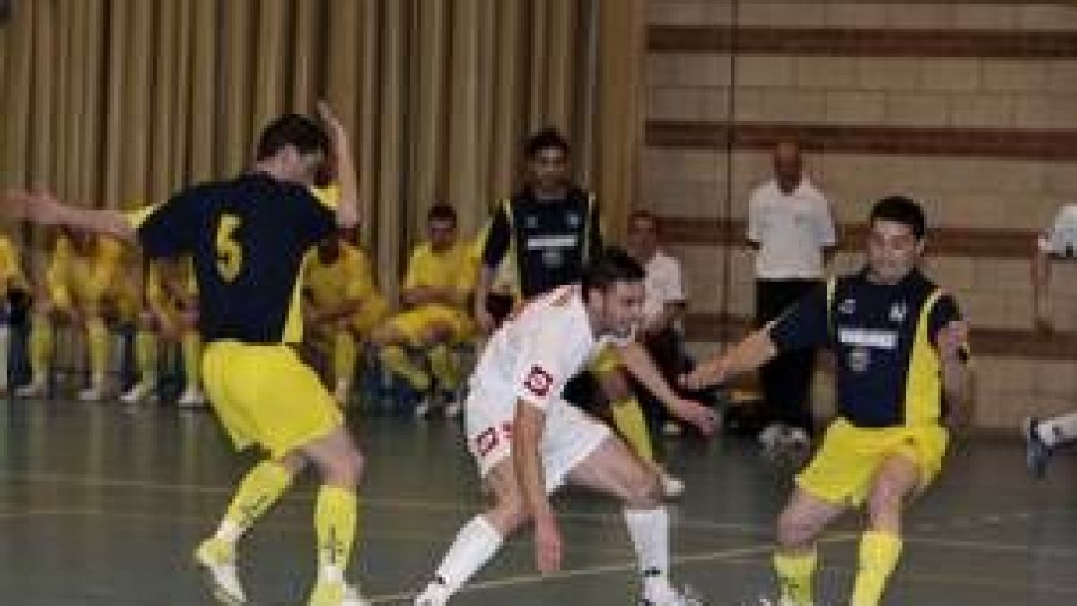 Omar corta el intento de pase del jugador visitante Michel, a la izquierda, sobre su compañero Dani