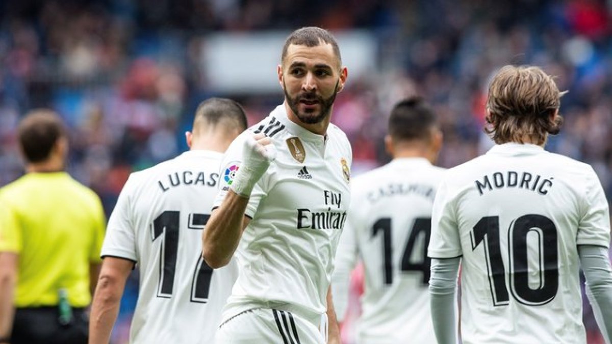 Benzema celebra uno de sus goles ante el Athletic.