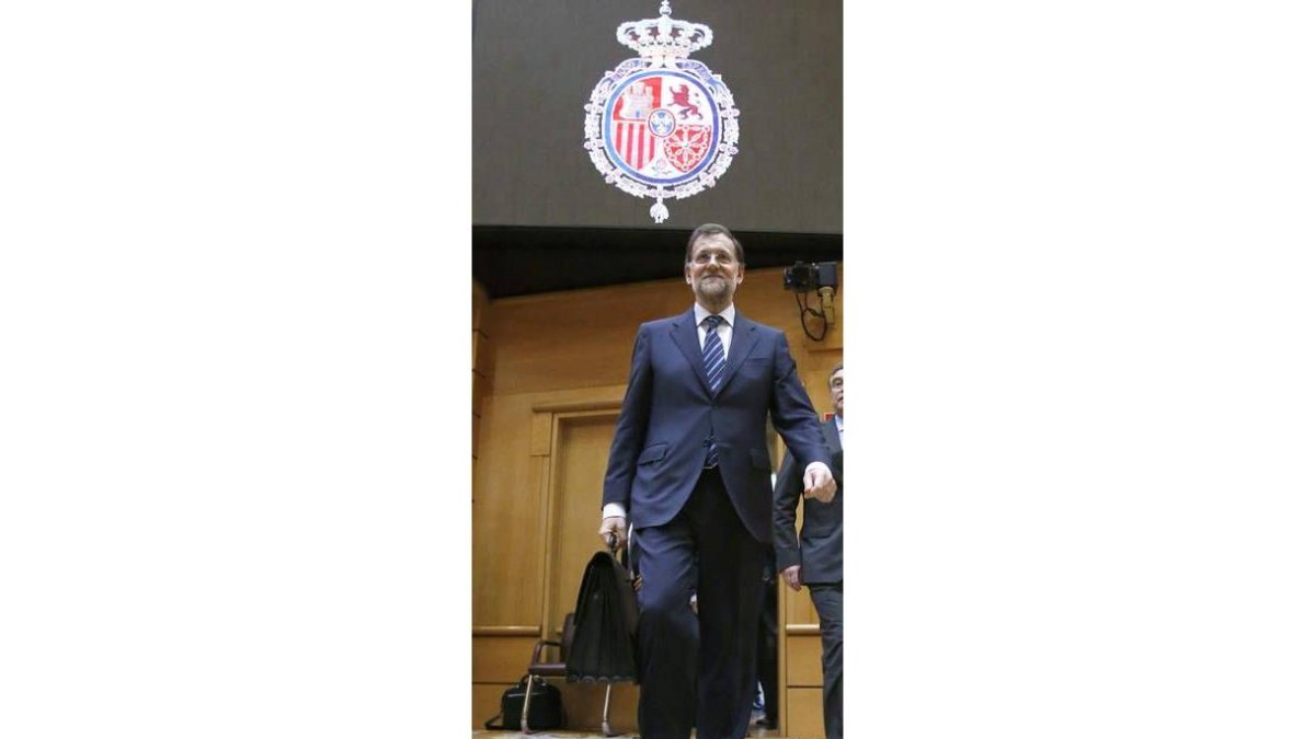El presidente Mariano Rajoy, en los pasillos del Senado.