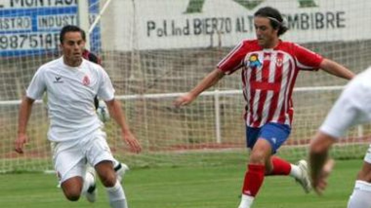 Llamazares trata de marcharse ante el acoso de Gorka García en el partido jugado en La Devesa en la