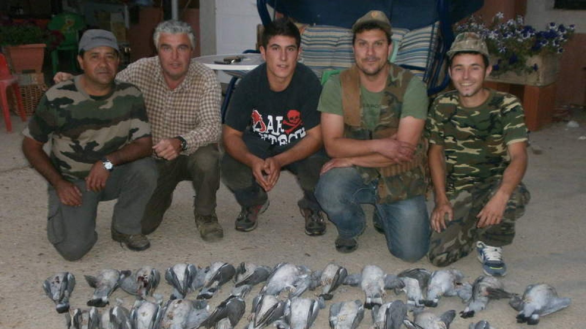 Un grupo de cazadores en la ribera del Torío.