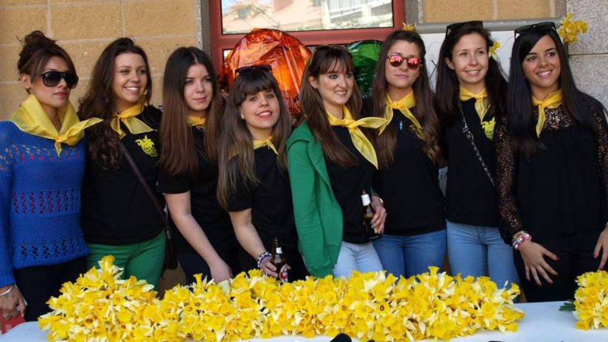 La mozas del Riaño se encargan de hacer los ramos de capilotes para entregar a la gente. CAMPOS