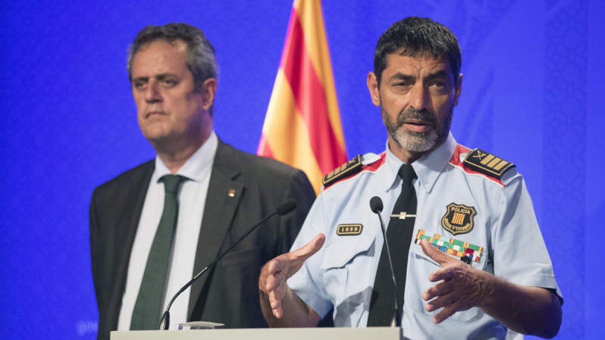 El conseller de Interior, Joaquim Forn, y el mayor de los Mossos, Josep Lluís Trapero. MARTA PÉREZ