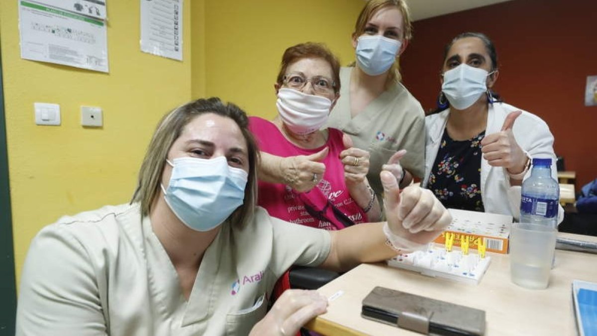 Personal de la residencia Buen Suceso de La Pola con una de las primeras usuarias vacunadas. RAMIRO