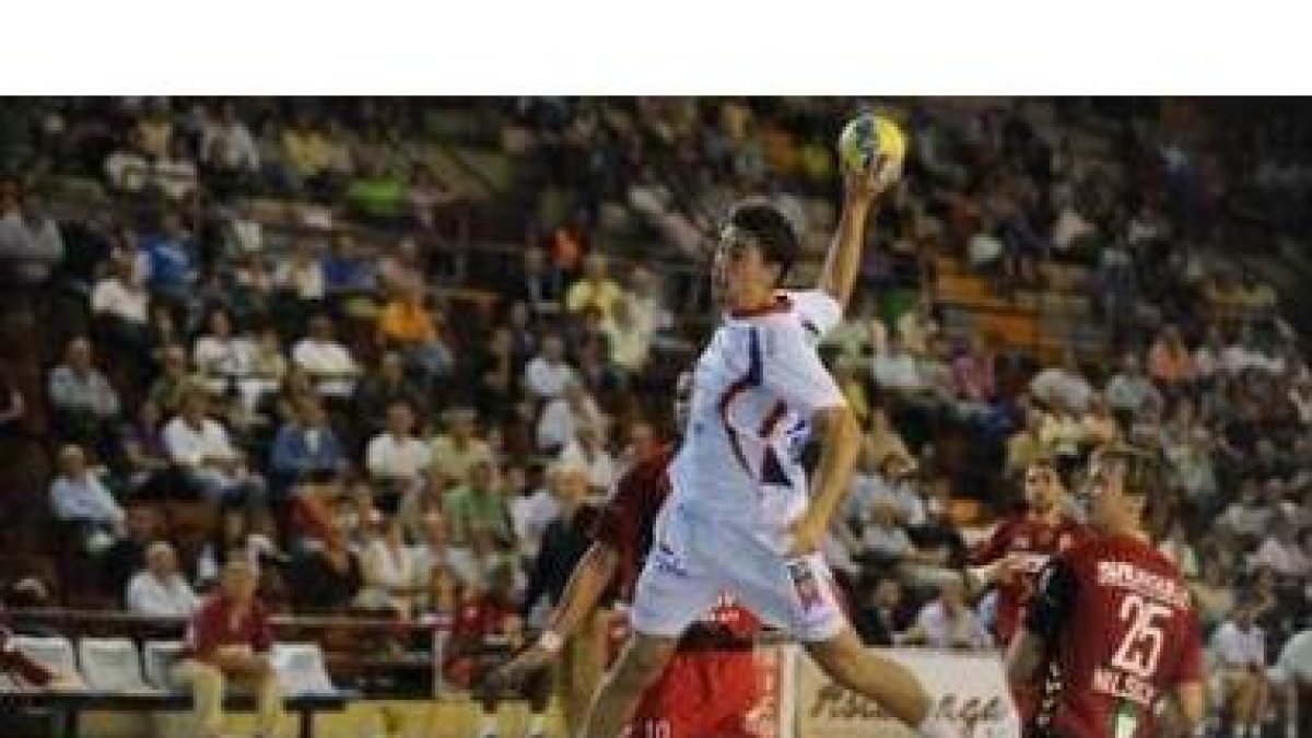 El ademarista Stranovsky a punto de lanzar el balón a la portería contraria en el partido contra el