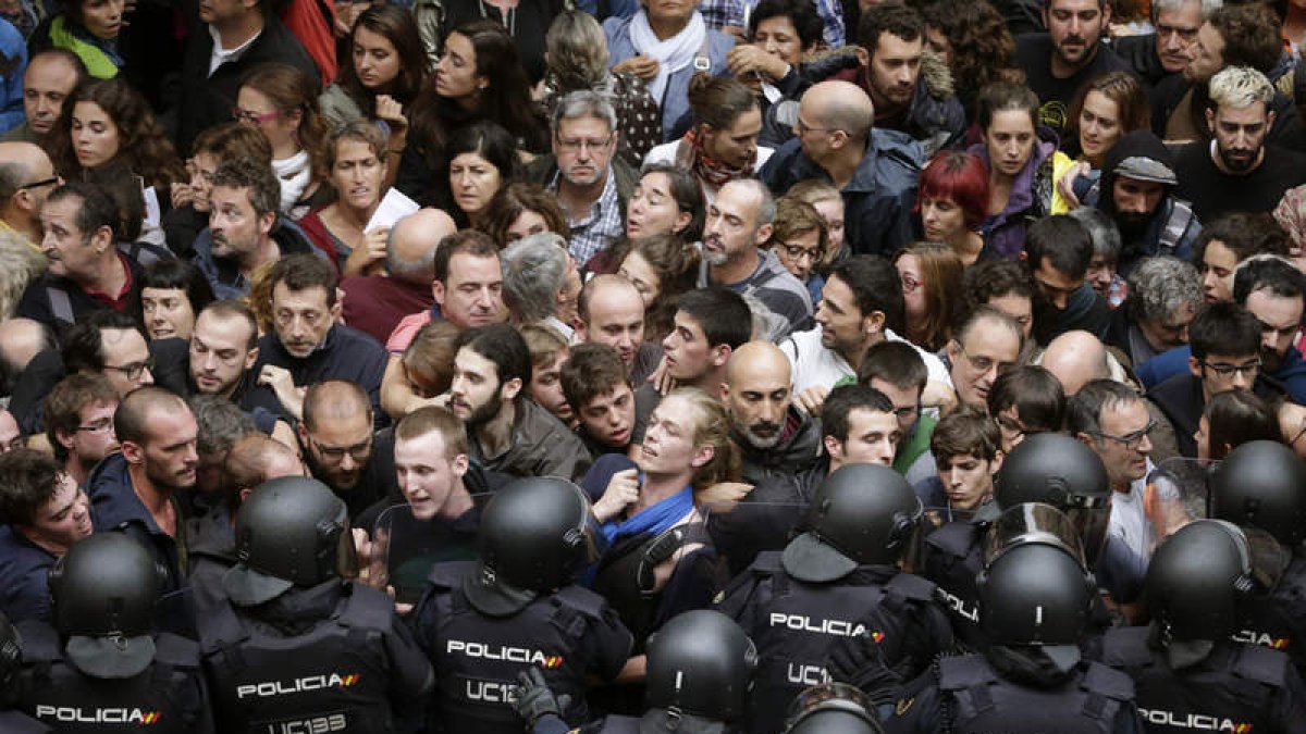Agentes antidisturbios forman un cordón de seguridad en un colegio de Barcelona el 1-O. A. ESTÉVEZ