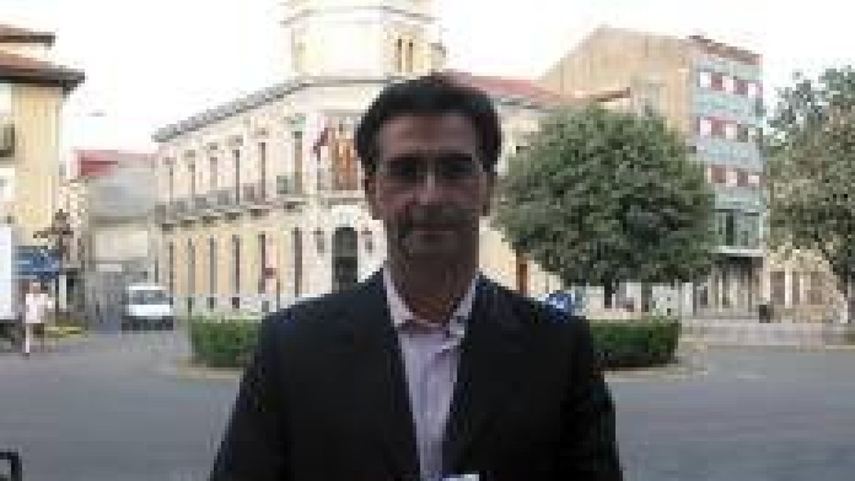 José Manuel Rodríguez posa en la plaza Mayor de La Bañeza en una imagen de archivo